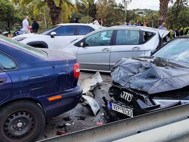 Τροχαίο στην παραλιακή: Καταγγελίες για κόντρες που οδήγησαν στην καραμπόλα