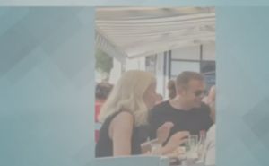 Ντέμης Νικολαΐδης: Τα καυτά φιλιά με ξανθιά καλλονή στον Πειραιά