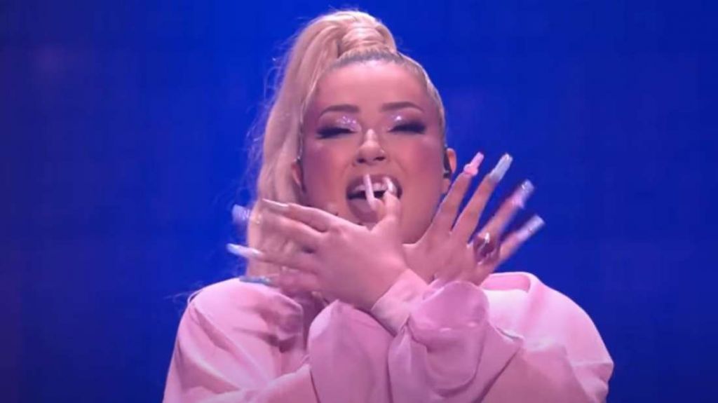 Πρόκληση της Αλβανίας – Η τραγουδίστρια σχημάτισε τον αετό στη σκηνή