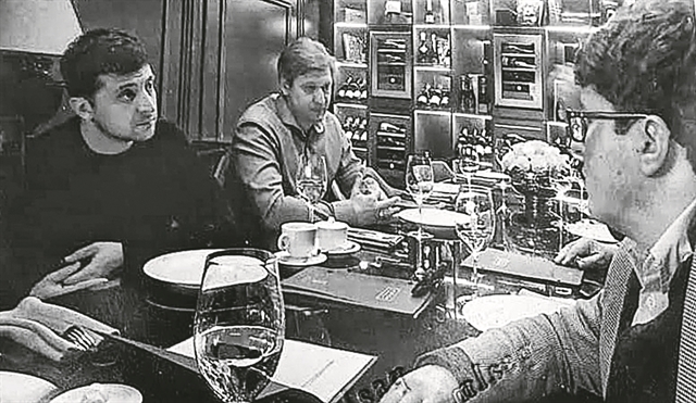 Στο τραπέζι με τον Ζελένσκι