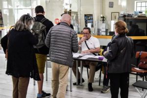 Ουρές στα εκλογικά τμήματα του ΣΥΡΙΖΑ – Πάνω από 140.000 η συμμετοχή