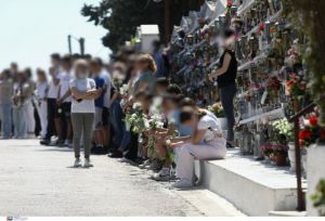 Ράγισαν καρδιές στην κηδεία του 14χρονου που αυτοκτόνησε