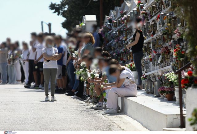 Ράγισαν καρδιές στην κηδεία του 14χρονου που αυτοκτόνησε | tanea.gr