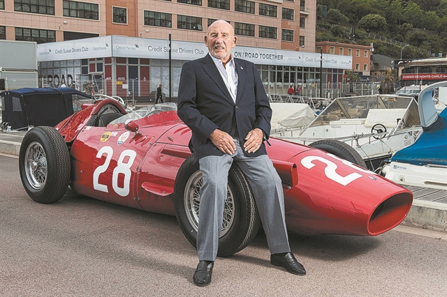 Τους βάζουν τα γυαλιά