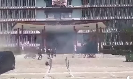 Κρότου λάμψης και χημικά σε εσωτερικούς χώρους του ΑΠΘ