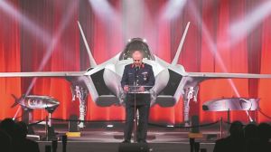 Επιστροφή στην επιθετική ρητορική