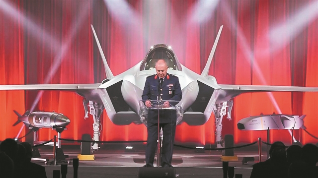 Επιστροφή στην επιθετική ρητορική