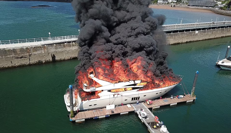 Πύρινη κόλαση σε γιοτ 7 εκατομμυρίων ευρώ