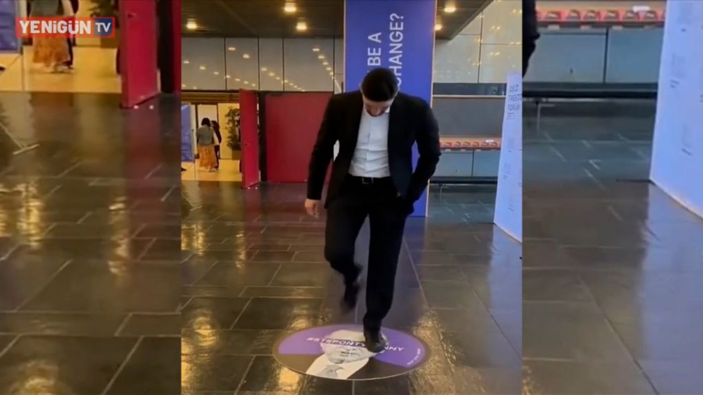 Ποδοπάτησε τη φωτογραφία του Ταγίπ Ερντογάν ο τούρκος μπασκετμπολίστας του ΝΒΑ Ενές Καντέρ