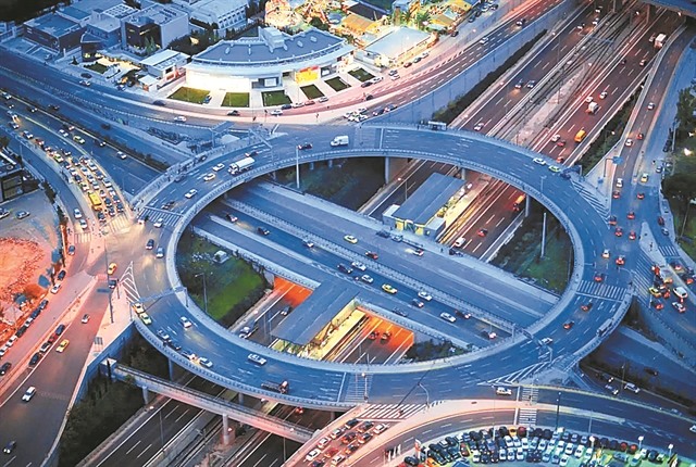 Οι 8 επενδυτές που διεκδικούν την Αττική Οδό