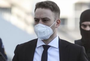 Guardian: Η ώρα της κρίσης για τον ναρκισσιστή Μπάμπη Αναγνωστόπουλο