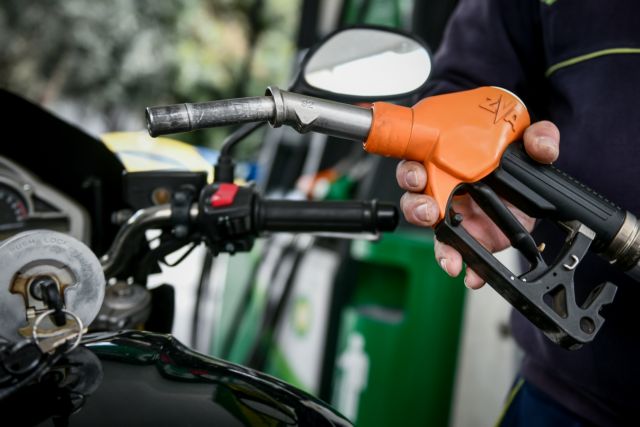 Fuel Pass: 900.000 δικαιούχοι θα λάβουν σήμερα χρήματα για το επίδομα βενζίνης