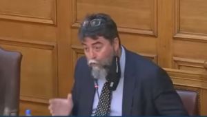 Βασίλης Οικονόμου: Ο ΣΥΡΙΖΑ τον καταγγέλλει για αντικοινοβουλευτική συμπεριφορά