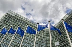 Κομισιόν για Ελλάδα: Ανάπτυξη 3,5% και πληθωρισμός 6,3% φέτος