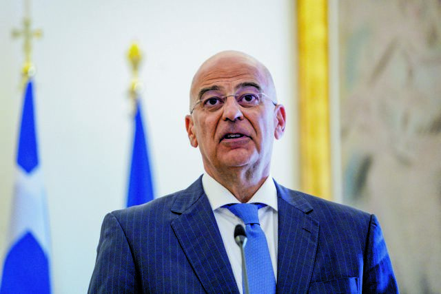 Στη Χάγη ο Νίκος Δένδιας