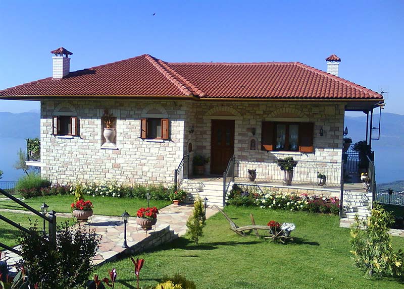 Νοικιάζουν τα εξοχικά τους για να τα βγάλουν πέρα