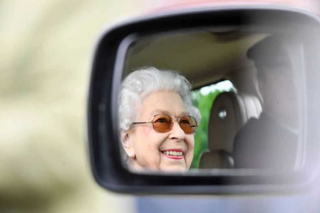 Δυναμική επανεμφάνιση της βασίλισσας Ελισάβετ μετά τις φήμες για την υγεία της