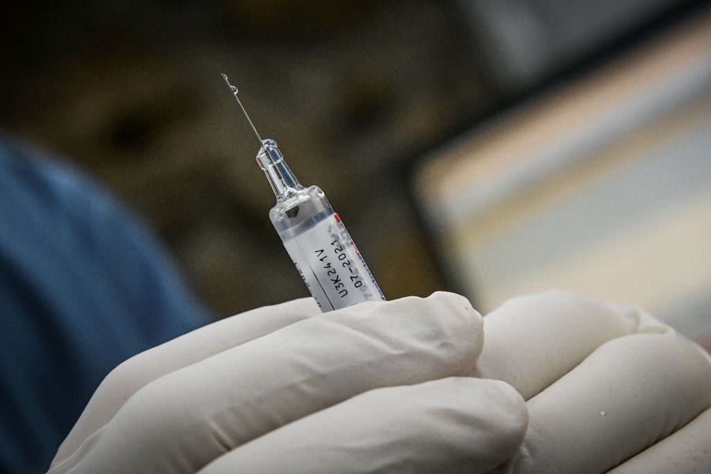 Εισήγηση για πέμπτη δόση του εμβολίου κατά του κορωνοϊού στη Γαλλία