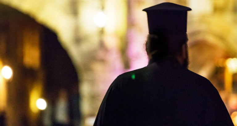 To βίντεο της ντροπής: Ιερέας της Καλλιθέας διώχνει τρανς γυναίκα από το συσσίτιο