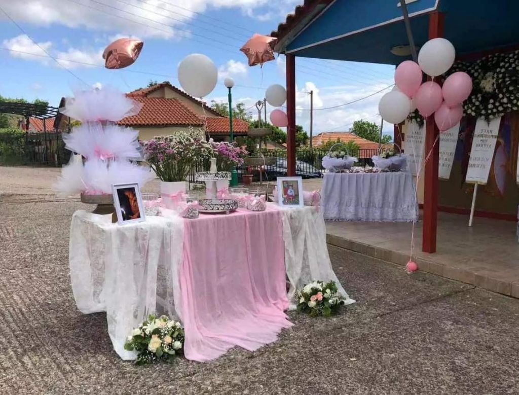 Ράγισαν καρδιές στην κηδεία της τρίχρονης: Ροζ μπαλόνια και κουφέτα