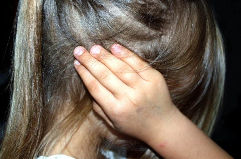Αμύνταιο: 12χρονη εκμυστηρεύτηκε στους δασκάλους τον βιασμό από τον πατέρα της | tanea.gr