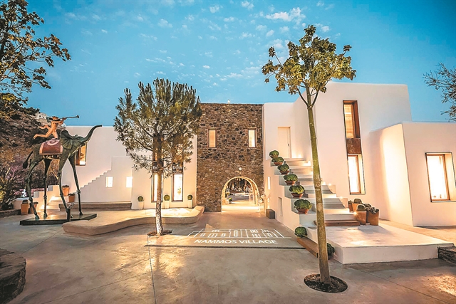 Η Mykonos στον ώμο σας, ο Τομ Κρουζ στην οθόνη