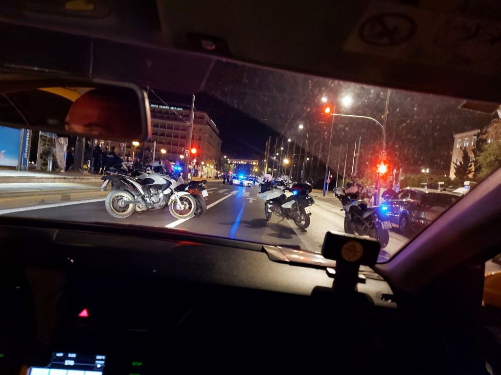 Πανικός στο Σύνταγμα: Ανδρας με καραμπίνα σε έξαλλη κατάσταση στο μνημείο του Αγνωστου Στρατιώτη