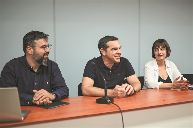 Ο Τσίπρας ξορκίζει την εσωστρέφεια με περιοδείες