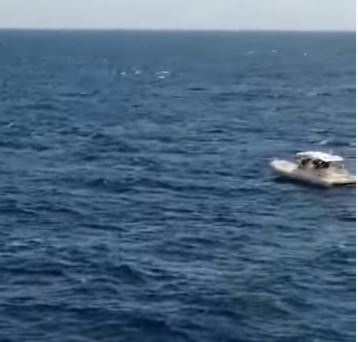 Σαρωνικός: Η στιγμή που πλοίο εντοπίζει σκάφος σε κίνδυνο