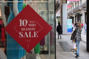 Ενδιάμεσες εκπτώσεις: Ανοιχτά σήμερα καταστήματα και σούπερ μάρκετ