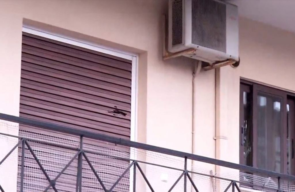 Ζεφύρι: Τρόμος από αδέσποτη σφαίρα σε μπαλκόνι σπιτιού