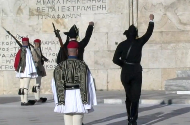 Συγκίνηση: Η αλλαγή φρουράς στον Άγνωστο Στρατιώτη – Οι Εύζωνες φορούν την ποντιακή στολή