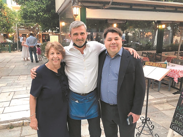 Οταν ο πρεσβευτής συνάντησε τον… ξάδερφο στην Πλάκα