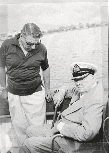 Γκρεμίζοντας ιστορικά τοτέμ