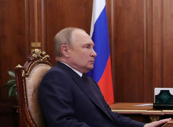 Πούτιν: Βίντεο τον δείχνει να παλεύει να κρατηθεί όρθιος κατά τη διάρκεια ομιλίας