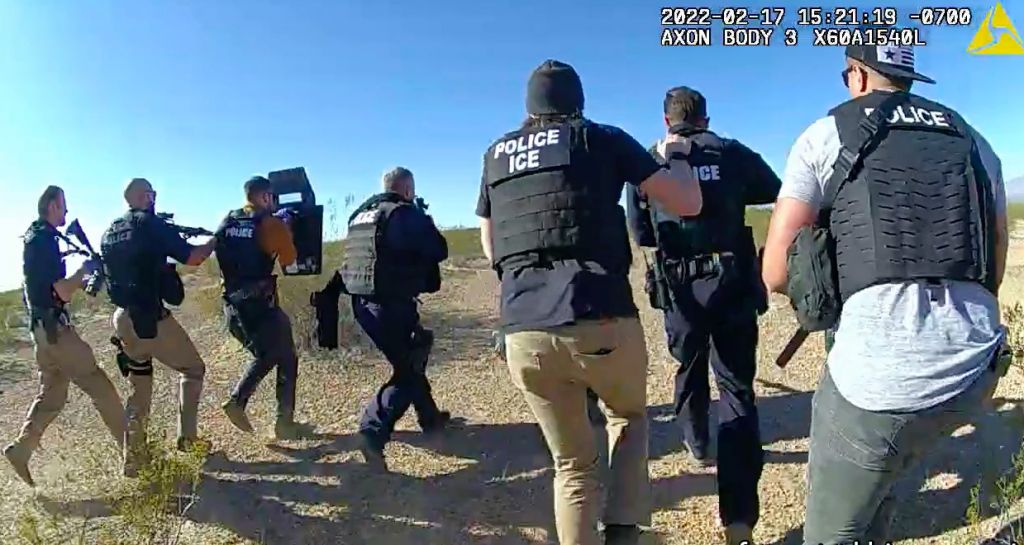 Η στιγμή που ελεύθερος σκοπευτής πετυχαίνει απαγωγέα που κρατούσε μωρό