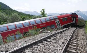 Γερμανία: Εκτροχιάστηκε τρένο στη Βαυαρία – Νεκρός και πολλοί τραυματίες