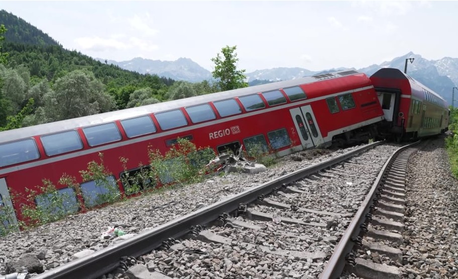 Γερμανία: Εκτροχιάστηκε τρένο στη Βαυαρία – Νεκρός και πολλοί τραυματίες