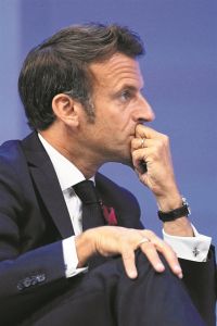 Ο Μακρόν προσπαθεί να κερδίσει όσο χρόνο μπορεί