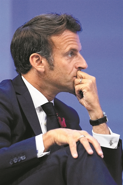 Ο Μακρόν προσπαθεί        να κερδίσει όσο χρόνο μπορεί