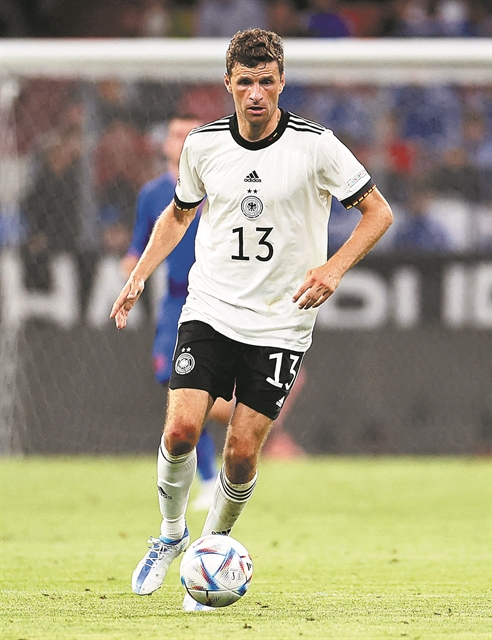 Φοράει βαριά φανέλα