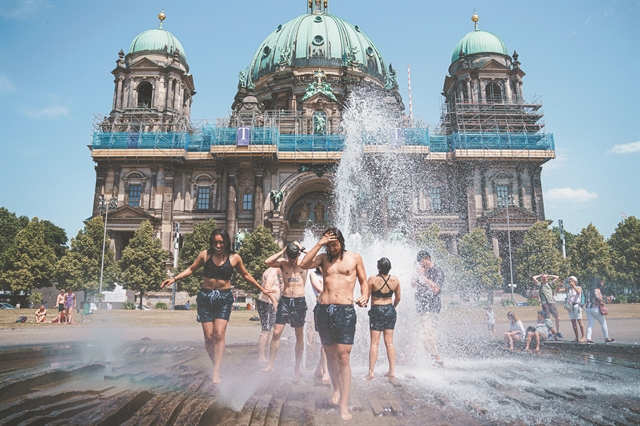 Η Ευρώπη φλέγεται απ’ άκρη σ’ άκρη