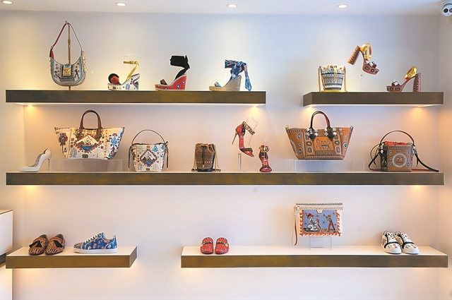 Christian Louboutin και Greekaba…