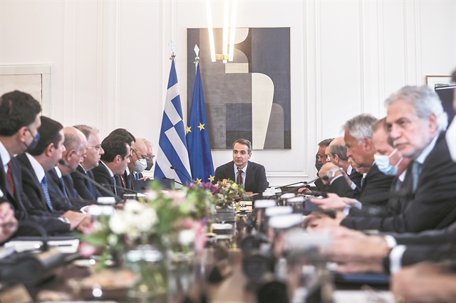 Κοινωνική ατζέντα με φόντο και τις κάλπες