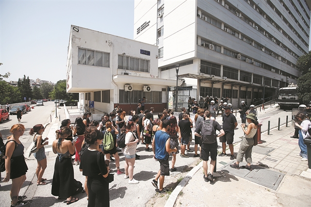 Μακριά από το αγριεμένο πλήθος