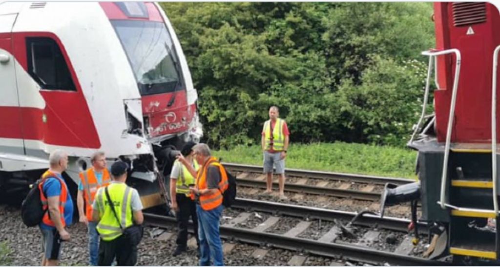 Σύγκρουση αμαξοστοιχίας με ατμομηχανή – Τραυματίστηκαν 74 άτομα