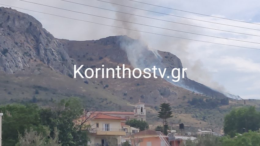 Φωτιά στην Κόρινθο: Πυρκαγιά ξέσπασε στους πρόποδες του κάστρου