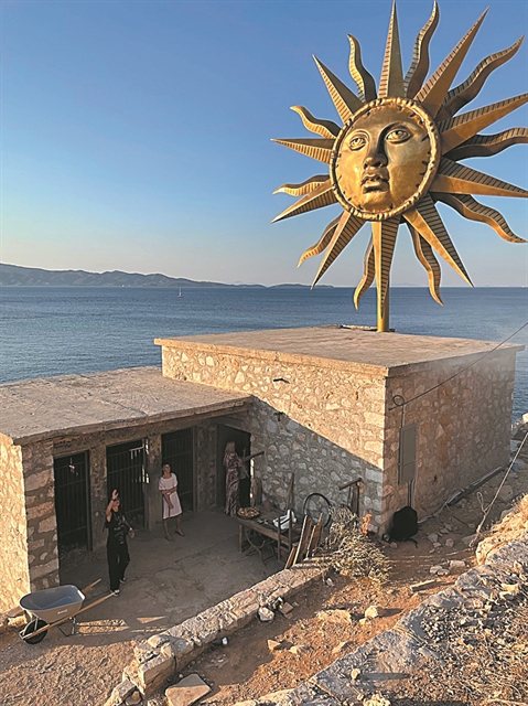 Παραμένει στην Υδρα ο «ήλιος» του Τζεφ Κουνς