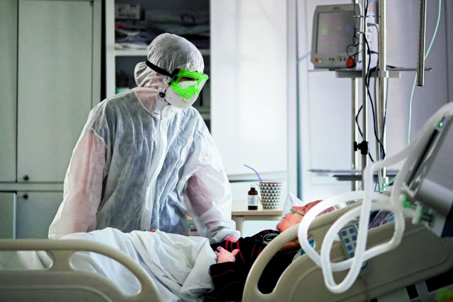 Οι υποπαραλλαγές της «Όμικρον» στοχεύουν στους πνεύμονες