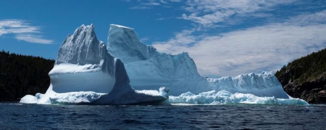 Αλάσκα: Κρουαζιερόπλοιο συγκρούστηκε με παγόβουνο | tanea.gr